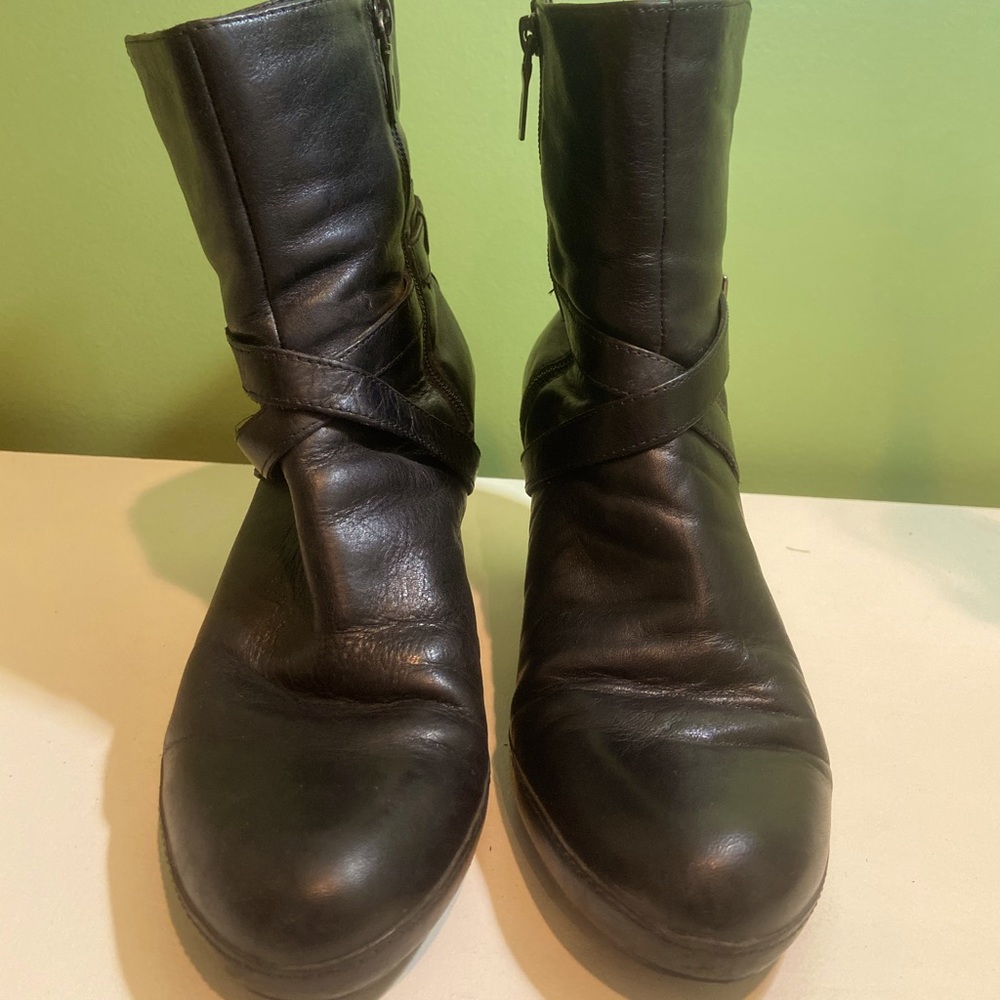 Women’s Clarks black boot with heel